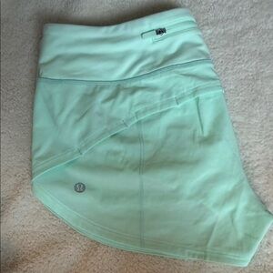 Lululemon Speed up short 2.5 in size 6 built in liner
